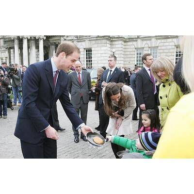 Prinz William und Kate Middleton haben Spaß beim Pfannkuchen-Schupfen