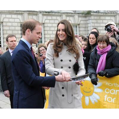 Prinz William und Kate Middleton haben Spaß beim Pfannkuchen-Schupfen