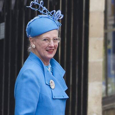 Promis und Adelige vor der Kirche