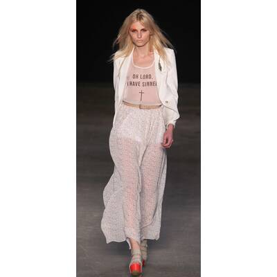 Männermodels als Frauen auf dem Catwalk 