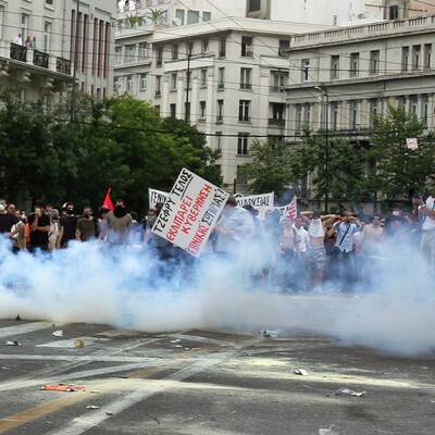 Die Polizei setzt Tränengas ein