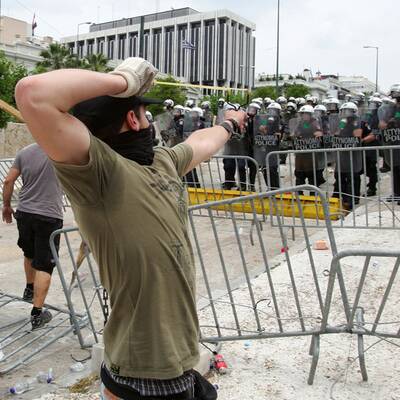 Die Polizei setzt Tränengas ein