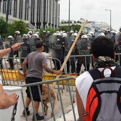 Die Polizei setzt Tränengas ein