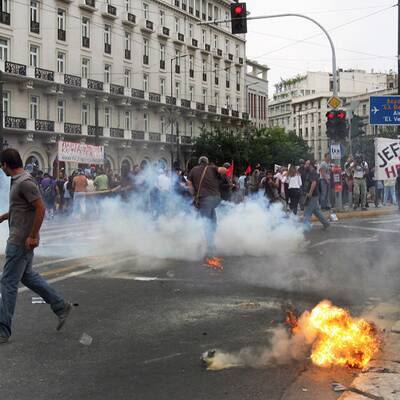 Die Polizei setzt Tränengas ein
