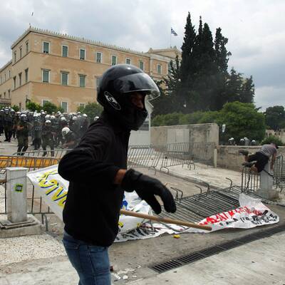 Die Polizei setzt Tränengas ein