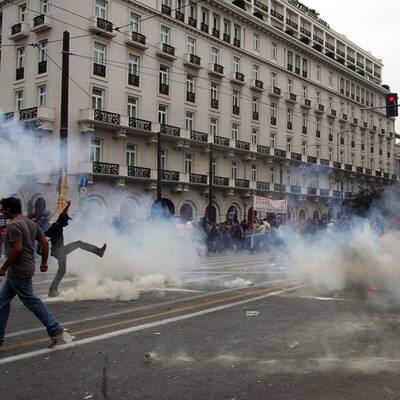 Die Polizei setzt Tränengas ein