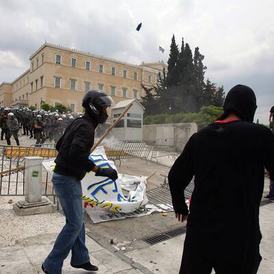 Die Polizei setzt Tränengas ein