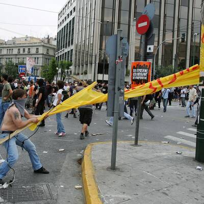 Die Polizei setzt Tränengas ein