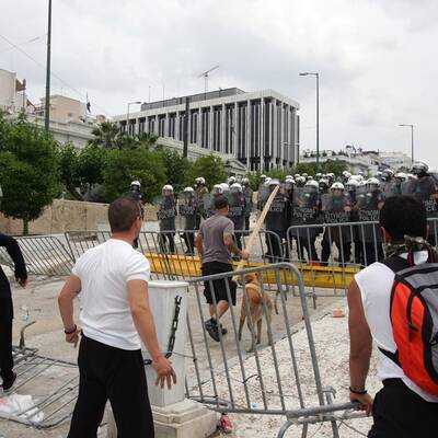 Die Polizei setzt Tränengas ein