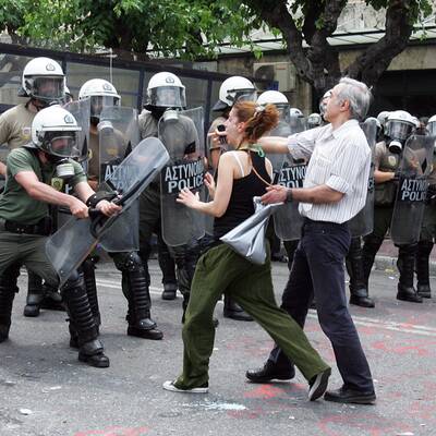 Die Polizei setzt Tränengas ein