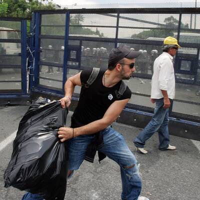 Die Polizei setzt Tränengas ein