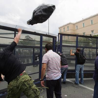 Die Polizei setzt Tränengas ein