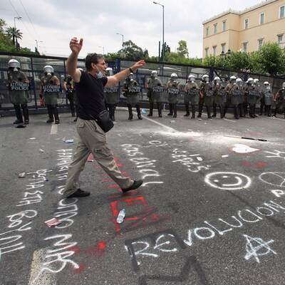 Die Polizei setzt Tränengas ein