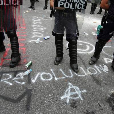 Die Polizei setzt Tränengas ein