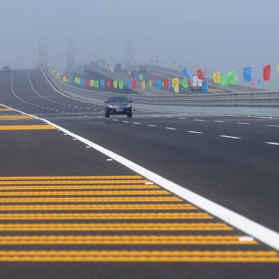 Längste Meeresbrücke der Welt eröffnet