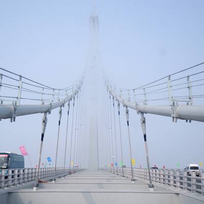 Längste Meeresbrücke der Welt eröffnet