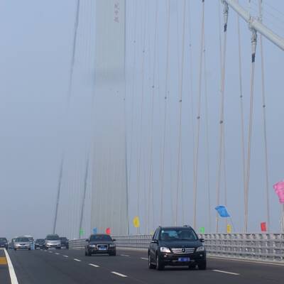 Längste Meeresbrücke der Welt eröffnet