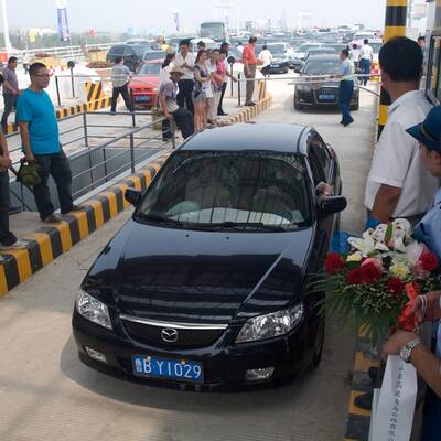 Längste Meeresbrücke der Welt eröffnet