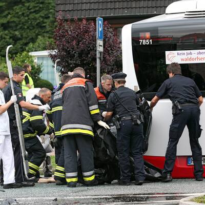 Horror-Crash in Hamburg: Feuerwehr kracht in Linienbus