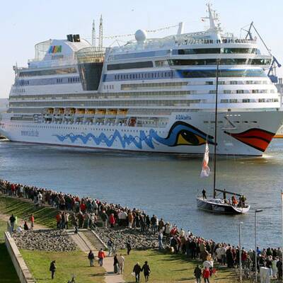 Eva Padberg tauft AIDAbella