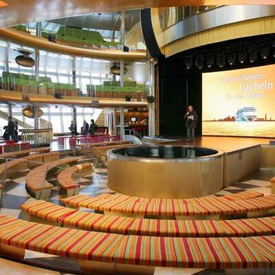 Eva Padberg tauft AIDAbella