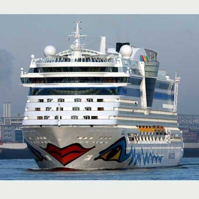 Eva Padberg tauft AIDAbella