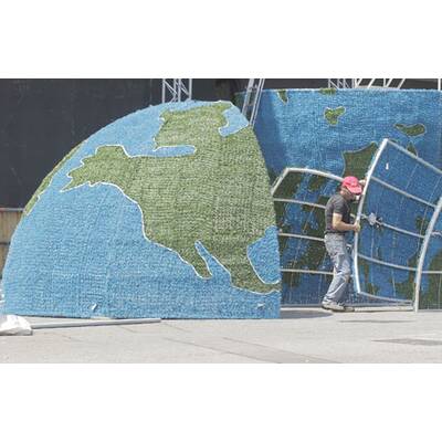 Life Ball: Vorbereitungen am Wiener Rathausplatz