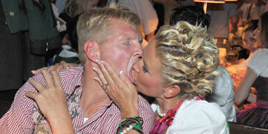 Claudia & Stefan Effenberg schmusen am Oktoberfest 2010