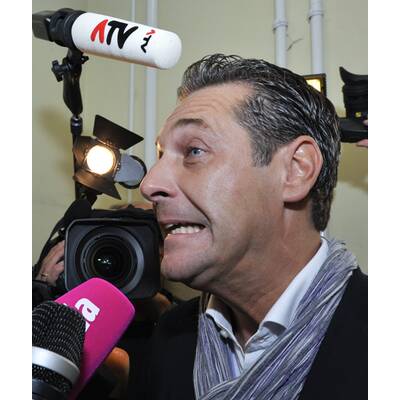 H.C. Strache (FPÖ) im Wahllokal