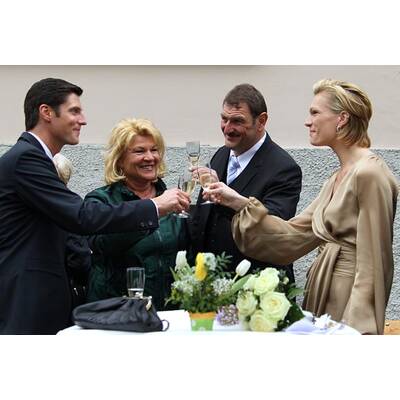 Maria Riesch in Gold: Standesamtliche Trauung in Garmisch