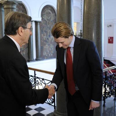 Der Integrationsstaatssekretär kam mit Krawatte