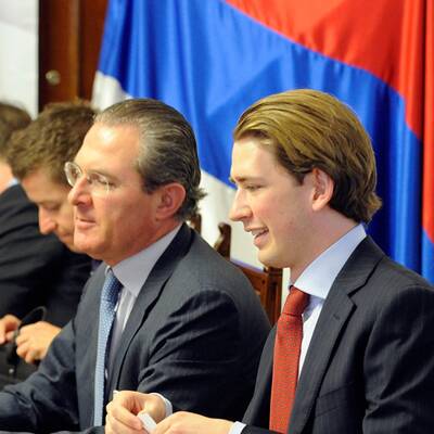 Der Integrationsstaatssekretär kam mit Krawatte