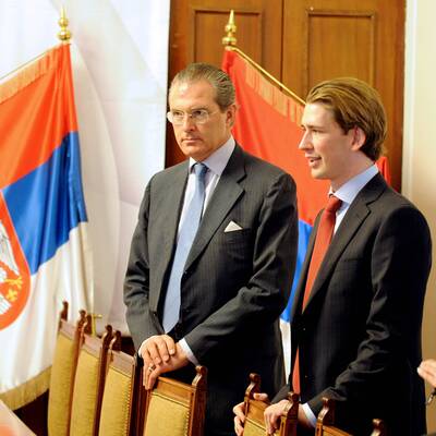 Der Integrationsstaatssekretär kam mit Krawatte