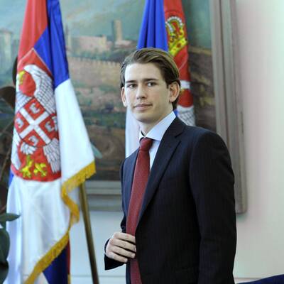 Der Integrationsstaatssekretär kam mit Krawatte