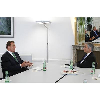 Arnold Schwarzenegger in Wien gelandet