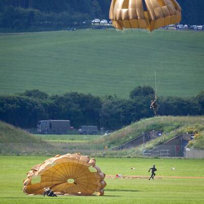 Schirme verheddert: Zwei Fallschirmspringer verletzt