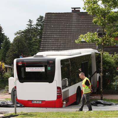 Horror-Crash in Hamburg: Feuerwehr kracht in Linienbus