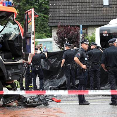 Horror-Crash in Hamburg: Feuerwehr kracht in Linienbus