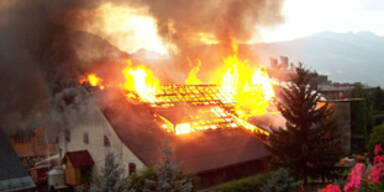 Blitz setzte Häuser in Brand