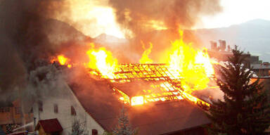 Blitz setzte Häuser in Brand