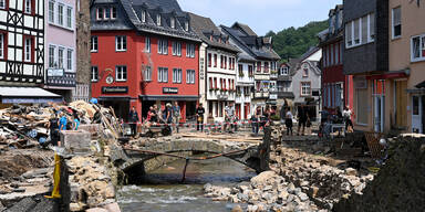 Reporterin beschmiert sich in Flut-Gebiet mit Schlamm