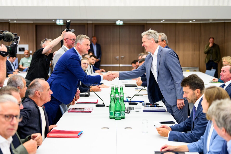 Handshake von Reinhold Binder (PRO-GE) und Christian Knill.