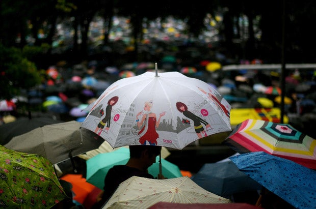 Mit Kind und Regenschirm - Hunderttausende in Hongkong trotzen Peking