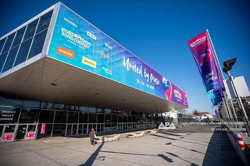 Außenansicht der Wiener Stadthalle mit Werbung für den Eurovision Song Contest (ESC) 2026