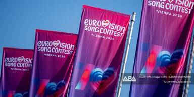 Fahnen mit Werbung f&uuml;r den Eurovision Song Contest (ESC) 2026 vor der Wiener Stadthalle
