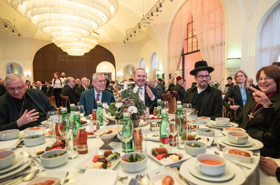 Militärbischof Werner Freistetter, Bundespräsident Alexander Van der Bellen, IGGÖ-Präsident Ümit Vural, Rabbiner Schlomo Hofmeister und die evangelisch-lutherische Bischöfin Cornelia Richter beim interreligiösen Iftar der Islamischen Glaubensgemeinschaft.
