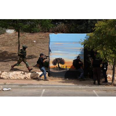 Journalisten und israelische Soldaten in Sderot am 8. Oktober.