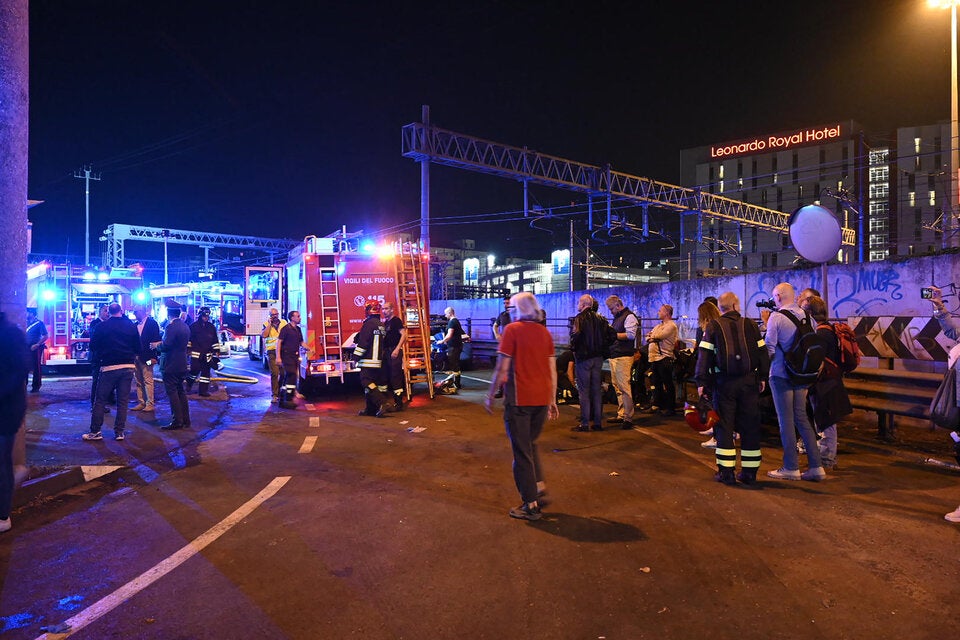 Bus stürzt von Hochstraße in Norditalien: 21 Tote