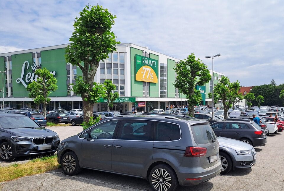 Mega-Abverkauf: Kunden stürmen Kika nach Insolvenz