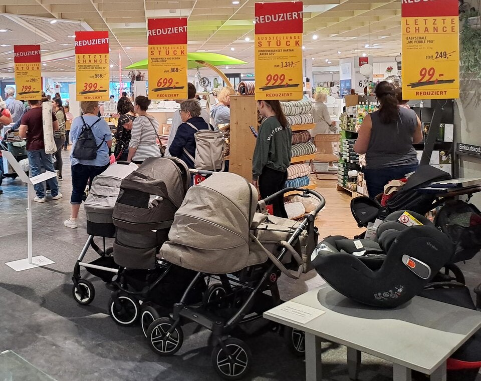 Mega-Abverkauf: Kunden stürmen Kika nach Insolvenz